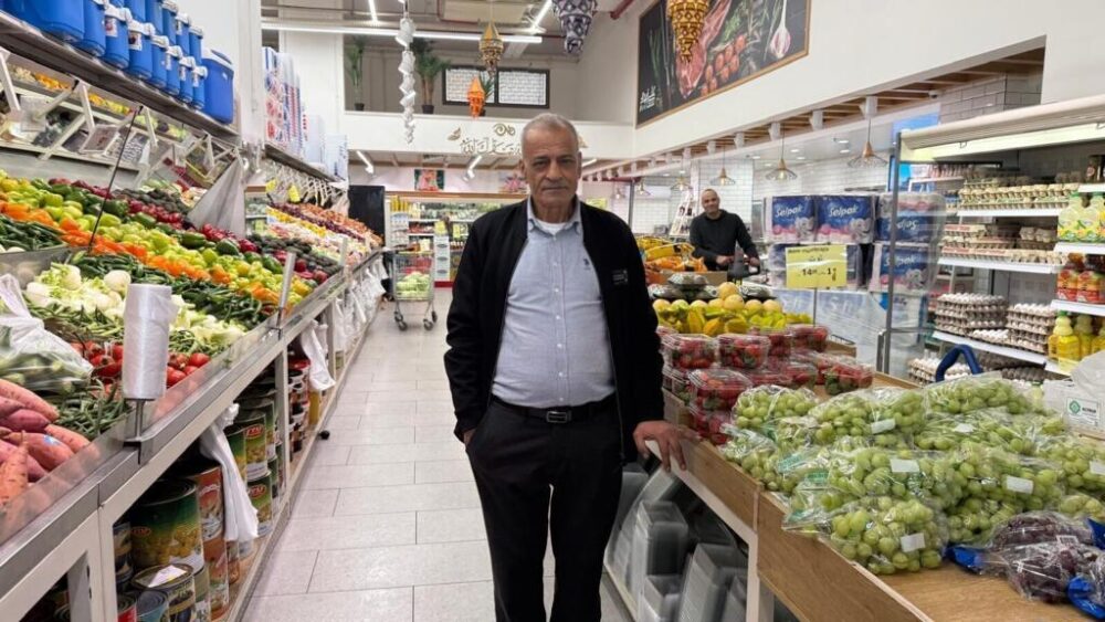 En Sajnin, Ali Zubeida prefirió cerrar su supermercado antes que ceder ante la amenaza de las pandillas.