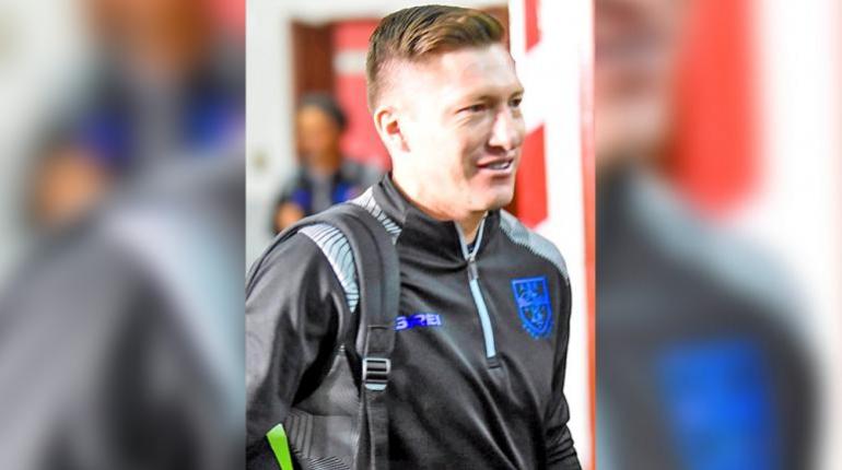 Dos facetas del futbolista boliviano Alejandro Chumacero, estrella de varios equipo nacionales e internacionales.