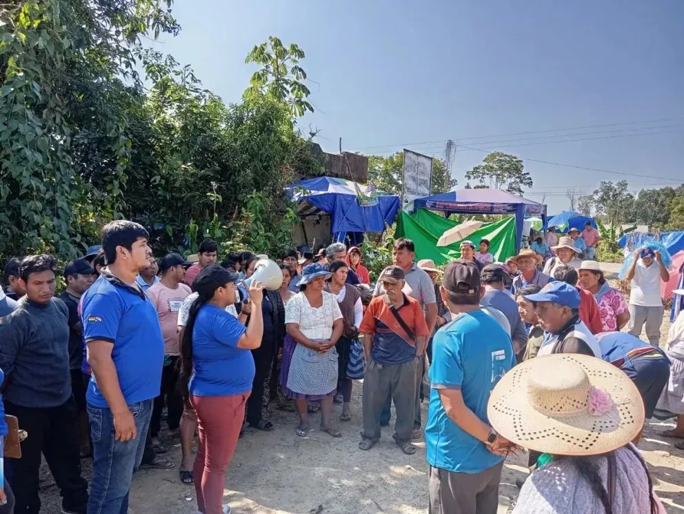 Cocaleros del Chapare en vigilia en defensa de Evo Morales. Foto archivo