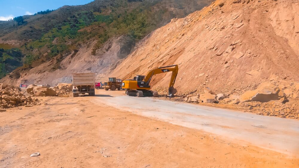 Trabajos de la ABC entre las localidades Bombeo y Llavini, carretera Oruro-Cochabamba. Foto: ABC.