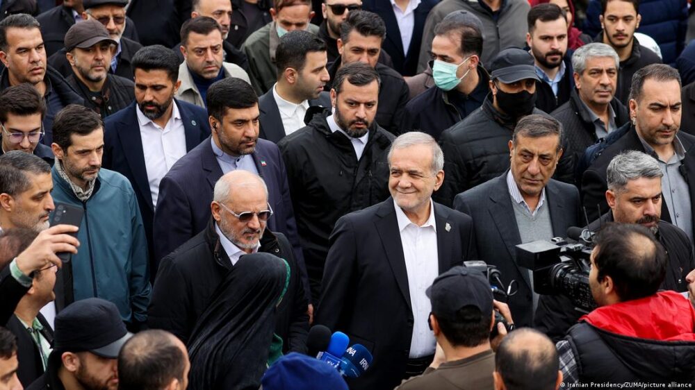 Irán Teherán 2026 | El presidente de Irán, Masud Pezeshkian, ante fotógrafos de prensa y rodeado de otros hombres vestidos de oscuro, en la celebración del 47 aniversario de la Revolución Islámica Irán Teherán 2026 | El presidente de Irán, Masud Pezeshkian, ante fotógrafos de prensa y rodeado de otros hombres vestidos de oscuro, en la celebración del 47 aniversario de la Revolución Islámica