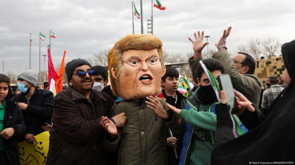 Irán Teherán 2026 | Hombre disfrazado con cabezón de Donald Trump en el 47º aniversario de la Revolución Islámica. Irán Teherán 2026 | Hombre disfrazado con cabezón de Donald Trump en el 47º aniversario de la Revolución Islámica.