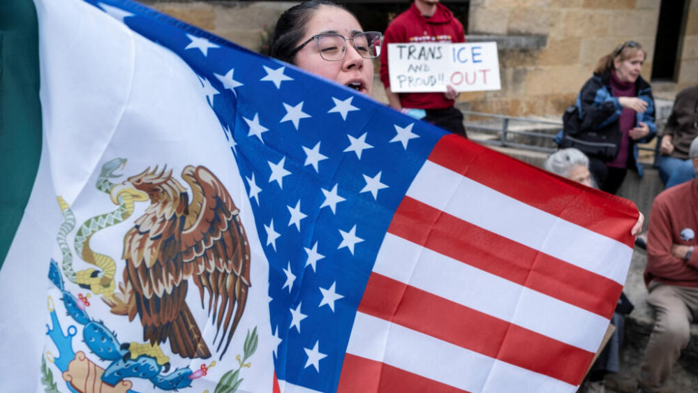 Protesta contra la cooperación de la ciudad de Austin con los agentes del Servicio de Inmigración y Control de Aduanas de Estados Unidos (ICE) en Austin, Texas, EE. UU., el 20 de enero de 2026.