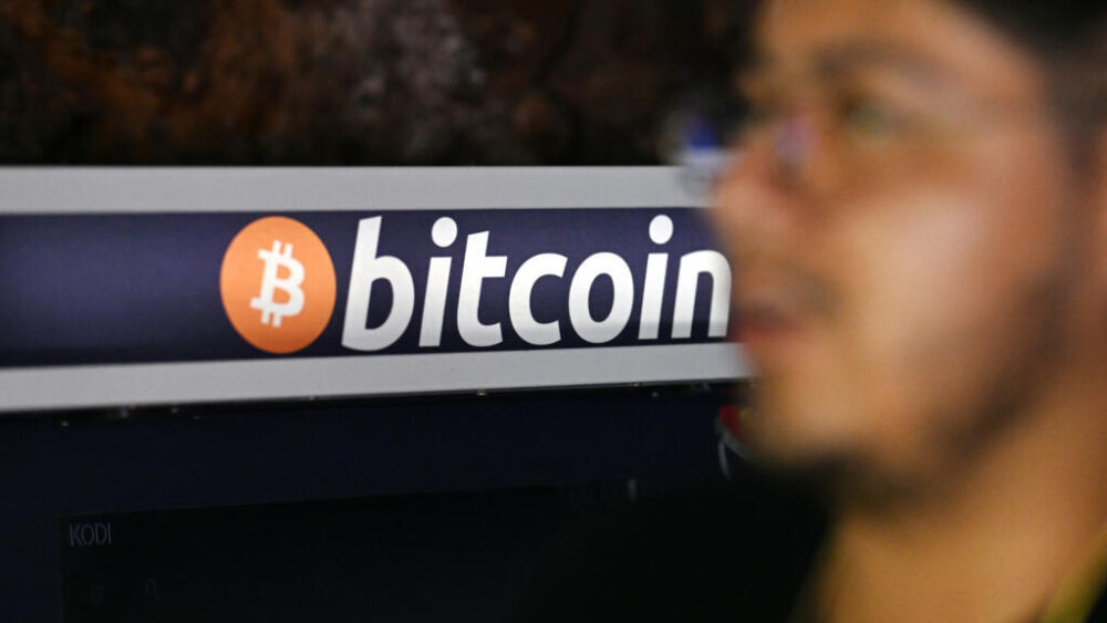 Es probable que la credibilidad del bitcoin salga mancillada de esta tormenta pasajera. Pero los defensores de la moneda con la B dorada no están dispuestos a desaparecer, ya sea porque siguen suscribiendo la filosofía del fundador o porque continúan viendo en ella una oportunidad de enriquecerse.