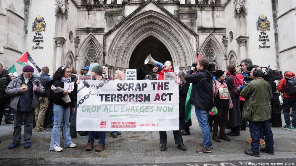 Manifestantes se congregan frente al Tribunal Superior, en el centro de Londres, donde la jueza Victoria Sharp, el juez Swift y la jueza Steyn emitieron su fallo en la acción legal interpuesta por Huda Ammori, cofundadora de Palestine Action, contra el Ministerio del Interior por su decisión de proscribir al grupo amparándose en las leyes antiterroristas. Fecha de la foto: viernes 13 de febrero de 2026. Manifestantes se congregan frente al Tribunal Superior, en el centro de Londres, donde la jueza Victoria Sharp, el juez Swift y la jueza Steyn emitieron su fallo en la acción legal interpuesta por Huda Ammori, cofundadora de Palestine Action, contra el Ministerio del Interior por su decisión de proscribir al grupo amparándose en las leyes antiterroristas. Fecha de la foto: viernes 13 de febrero de 2026.
