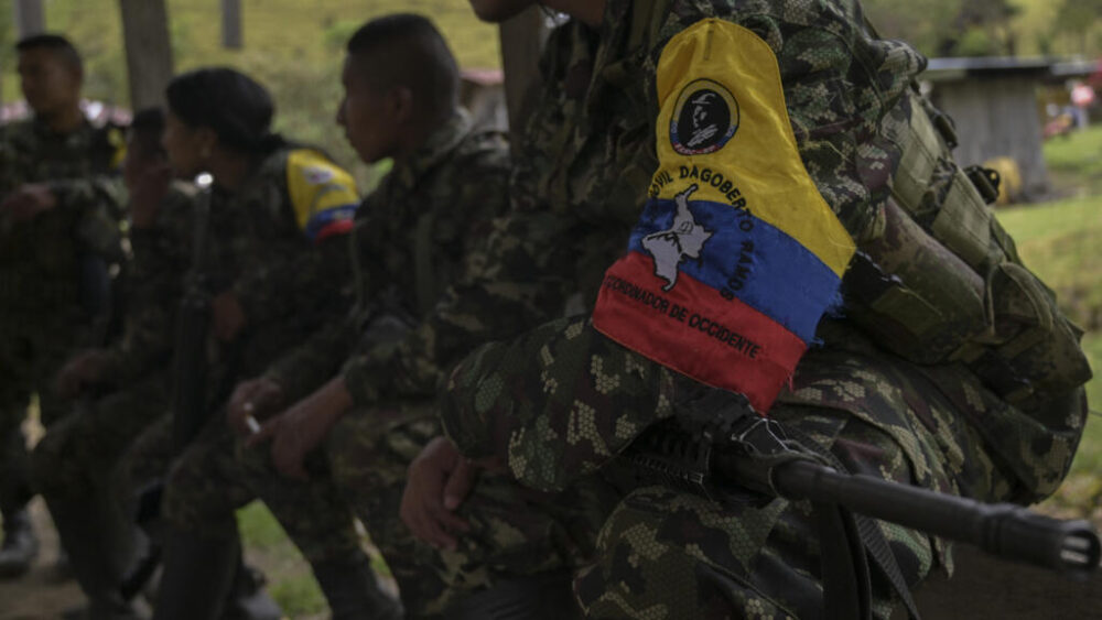 Disidentes guerrilleros de las FARC-EP en la zona rural de Tacueyo, departamento de Cauca, el 26 de septiembre de 2023. Imagen de ilustración.