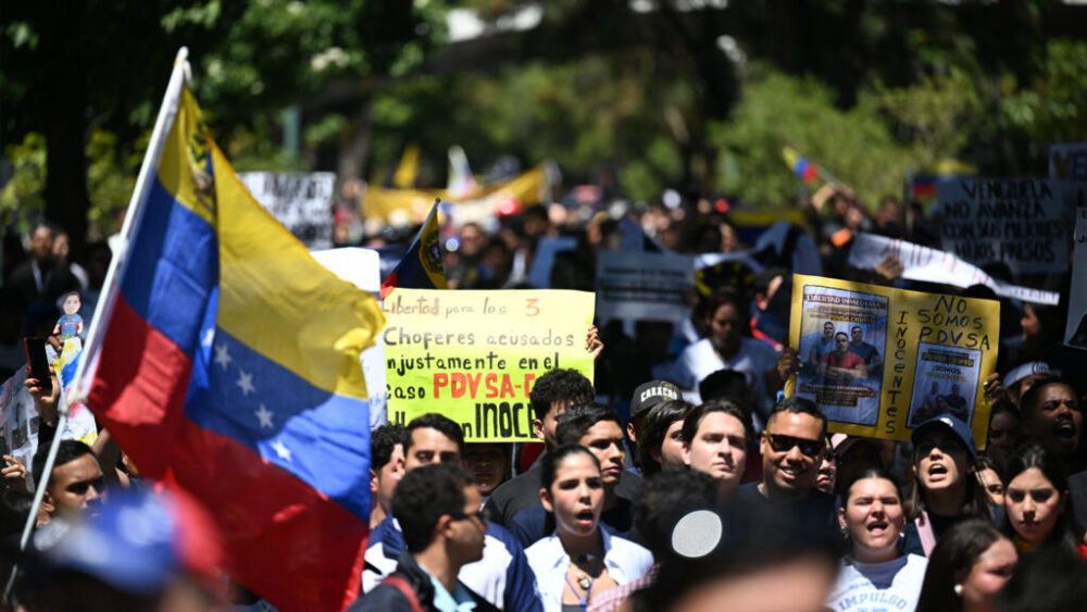 Estudiantes universitarios que se oponen al gobierno venezolano marchan en el Día de la Juventud en Caracas el 12 de febrero de 2026.