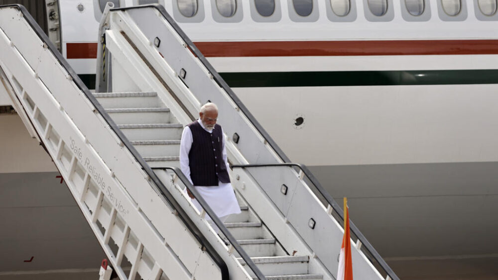 El primer ministro de India, Narendra Modi, desembarca de un avión el 21 de noviembre de 2025 en la Base de la Fuerza Aérea de Waterkloof, en Pretoria