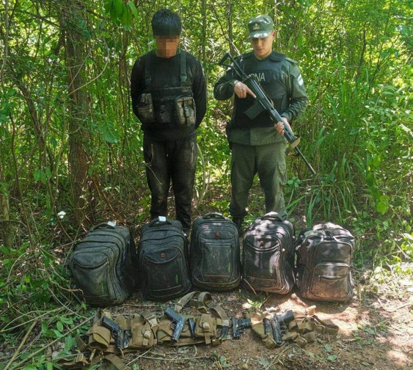 En Argentina capturan a dos bolivianos armados con pechera táctica y mochilas cargadas con droga