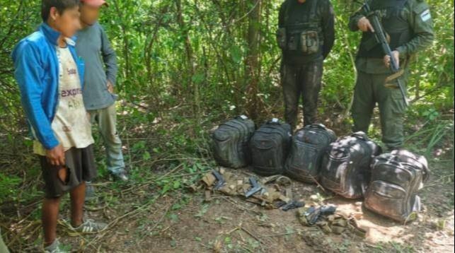 En Argentina capturan a dos bolivianos armados con pechera táctica y mochilas cargadas con droga