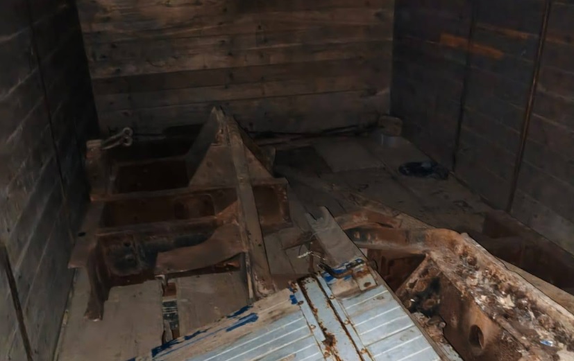 Las piezas de trenes encontradas dentro de un camión militar. Foto: redes sociales