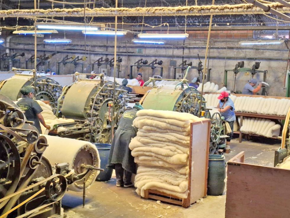 FÁBRICA. El trabajo en las distintas áreas de la planta de Burcal, donde se producen campanas engomadas, el insumo principal en forma de cono que se utiliza para dar estructura y f