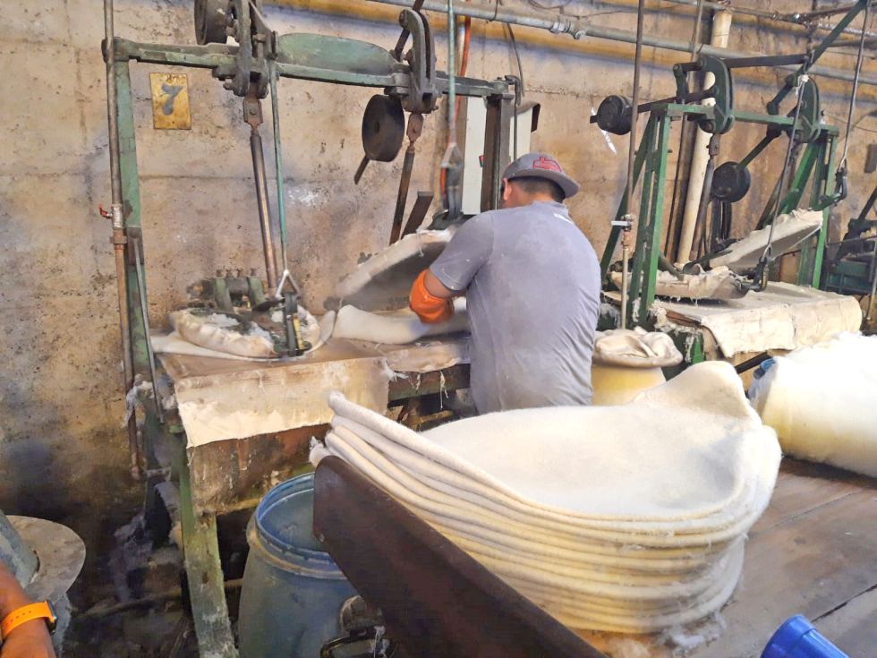 FÁBRICA. El trabajo en las distintas áreas de la planta de Burcal, donde se producen campanas engomadas, el insumo principal en forma de cono que se utiliza para dar estructura y f