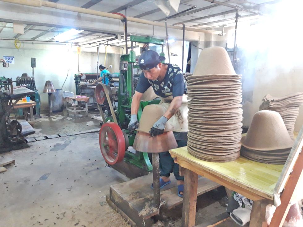 FÁBRICA. El trabajo en las distintas áreas de la planta de Burcal, donde se producen campanas engomadas, el insumo principal en forma de cono que se utiliza para dar estructura y f