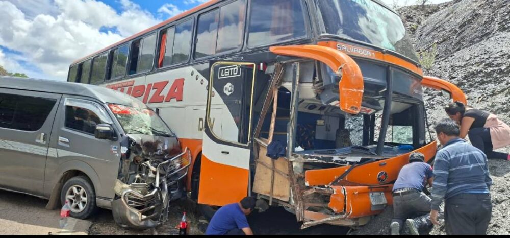 El estado del bus y el minibús. Foto: Satel