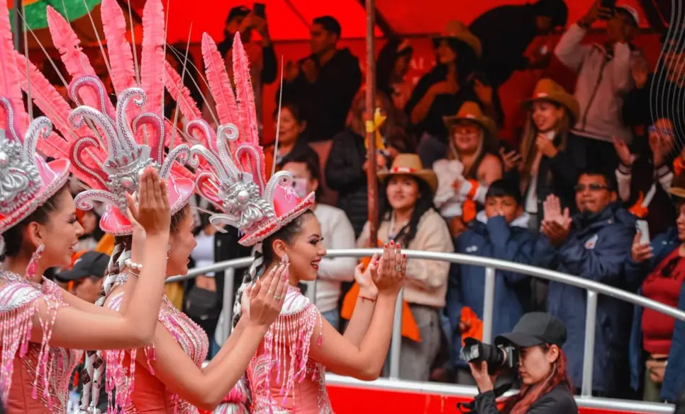 Ciudadanos disfrutan de la entrada folklórica de Oruro. Foto: GAMO