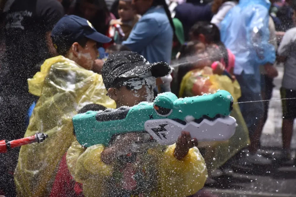 Niños juegan con espuma en el Corso Infantil de Cochabamba. (Foto: APG)