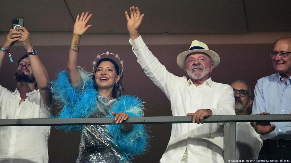 El presidente brasileño Luiz Inácio Lula da Silva, junto con la primera dama Rosangela da Silva, presenciaron el desfile de la escuela de samba Academicos de Niteroi en su honor en el Sambódromo de Río de Janeiro. El presidente brasileño Luiz Inácio Lula da Silva, junto con la primera dama Rosangela da Silva, presenciaron el desfile de la escuela de samba Academicos de Niteroi en su honor en el Sambódromo de Río de Janeiro.