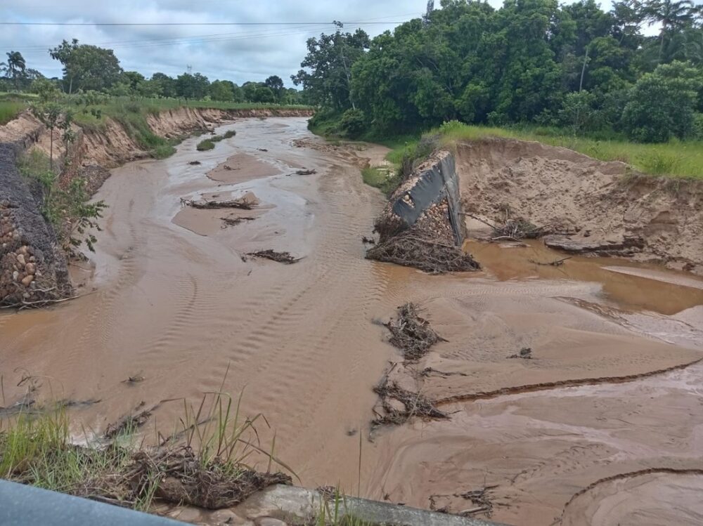 Río arrastra parte de la carretera Santa Cruz–Cochabamba en Yapacaní