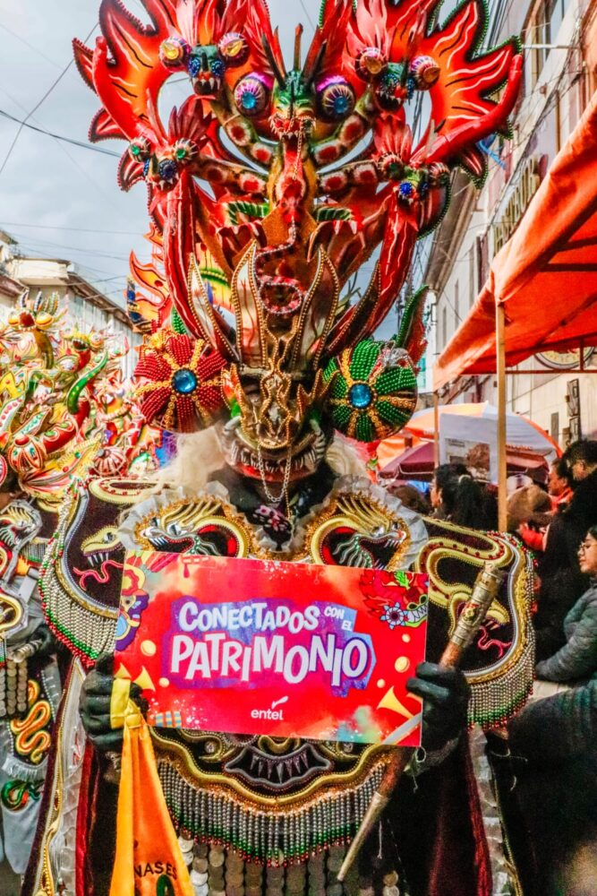 Un danzarín con el traje de la diablada en el Carnaval de Oruro. Foto: MOPSV.