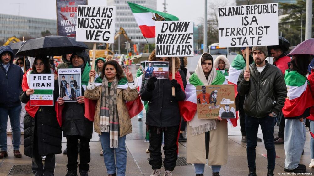 Protestas contra el régimen en Irán, ante la sede de la ONU, antes de las negociaciones indirectas entre Irán y EE. UU. Protestas contra el régimen en Irán, ante la sede de la ONU, antes de las negociaciones indirectas entre Irán y EE. UU.