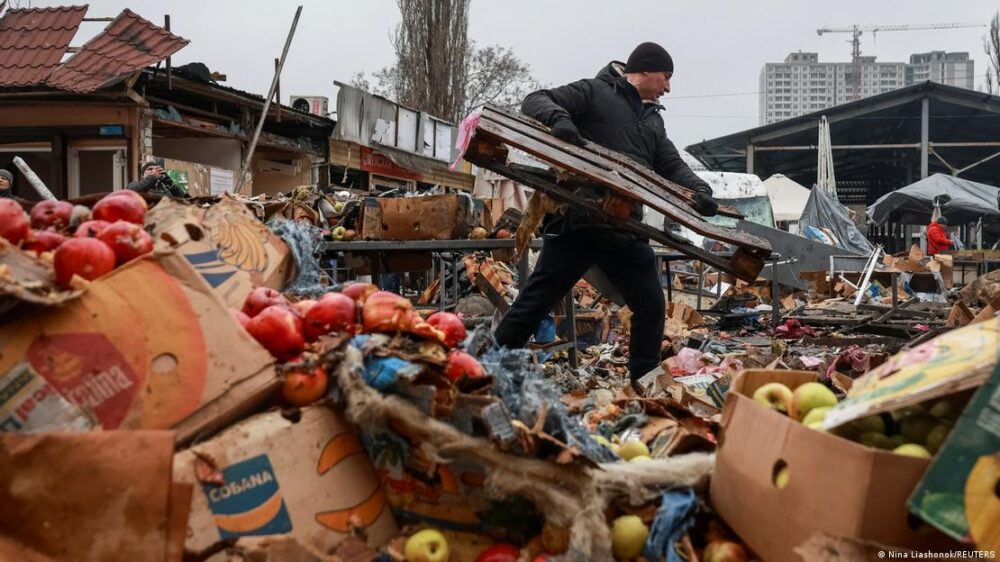 Una persona trabaja entre escombros en Odesa, tras un ataque del Ejército ruso. Una persona trabaja entre escombros en Odesa, tras un ataque del Ejército ruso.