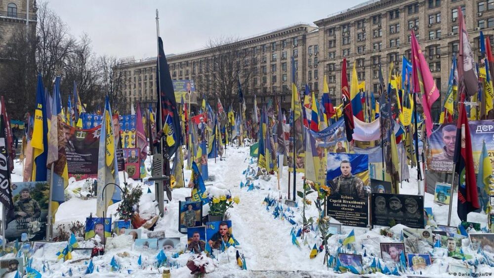 Homenaje a soldados ucranianos caídos, con banderas y fotografías, en la Plaza de la Independencia, en Kiev. Homenaje a soldados ucranianos caídos, con banderas y fotografías, en la Plaza de la Independencia, en Kiev.