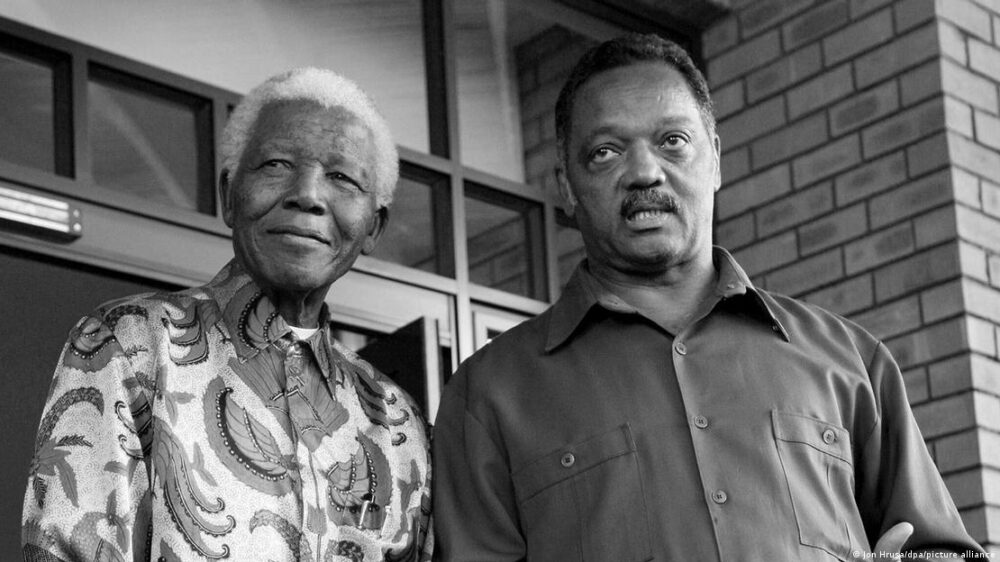 El reverendo Jesse Jackson (dcha.) junto a Nelson Mandela, en octubre de 2005. El reverendo Jesse Jackson (dcha.) junto a Nelson Mandela, en octubre de 2005.