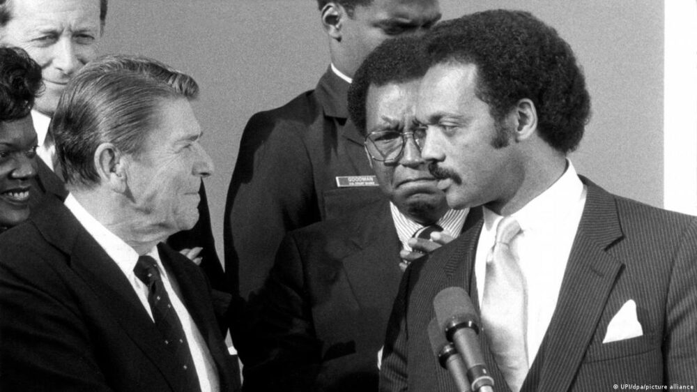 Jesse Jackson y el entonces presidente estadounidense Ronald Reagan, en 1984. Jesse Jackson y el entonces presidente estadounidense Ronald Reagan, en 1984.