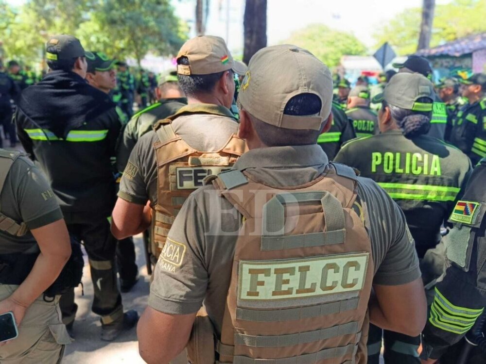 500 policías custodian el centro cruceño en el tercer día de mojazón- 500 policías custodian el centro cruceño en el tercer día de mojazón