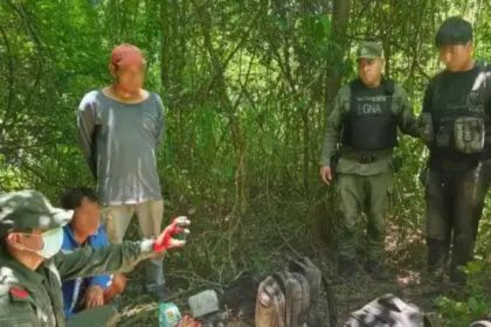 Caen dos bolivianos con 60 kilos de droga y en posesión de armas de fuego en Argentina