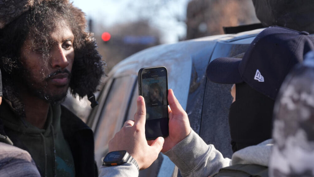 Agentes federales utilizaron una aplicación de reconocimiento facial en una persona detenida y posteriormente puesta en libertad el martes 27 de enero de 2026 en Minneapolis.