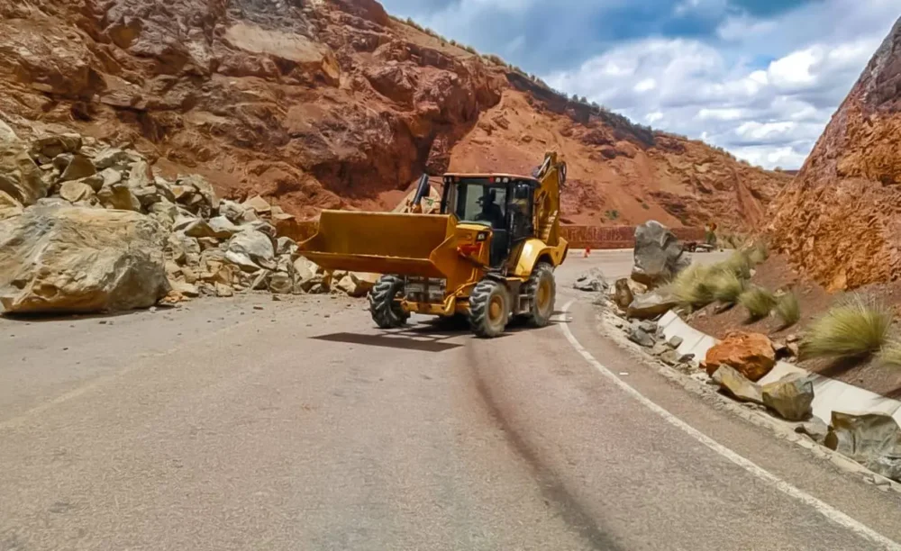 Trabajo de limpieza en una carretera. Foto: ABC.