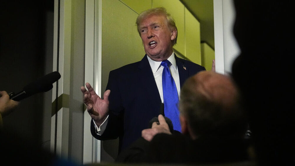 El presidente Donald Trump habla con los periodistas a bordo del Air Force One, el lunes 16 de febrero de 2026, de camino a Washington desde West Palm Beach, Florida.