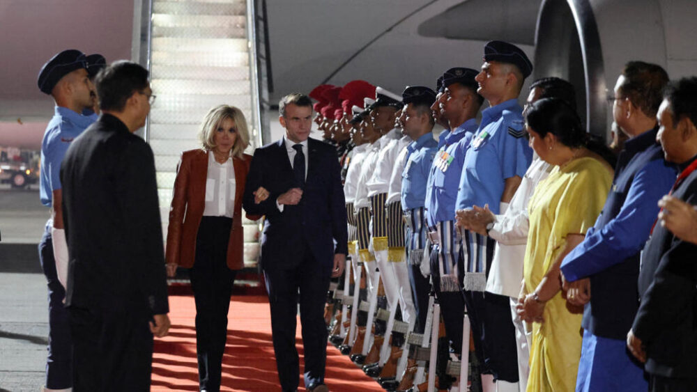 El presidente francés Emmanuel Macron (derecha) y su esposa Brigitte Macron (izquierda) son recibidos por las autoridades indias a su llegada a Bombay el 17 de febrero de 2026. El presidente francés inicia una visita oficial de tres días a Bombay y Nueva Delhi, su cuarto viaje a la India desde 2018.