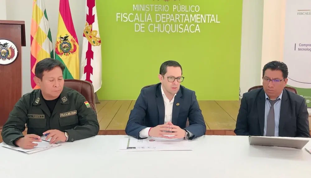 El fiscal departamental de Chuquisaca, Mauricio Nava, y los representantes de la Policía Bolivia y el TED de esa región. (Foto: Fiscalía General)