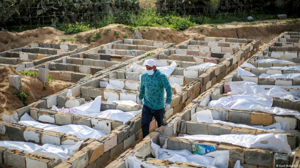 Un hombre camina por un cementerio durante el entierro de 53 personas no identificadas en Deir el-Balah, en el centro de la Franja de Gaza, el 13 de febrero de 2026. Un hombre camina por un cementerio durante el entierro de 53 personas no identificadas en Deir el-Balah, en el centro de la Franja de Gaza, el 13 de febrero de 2026.