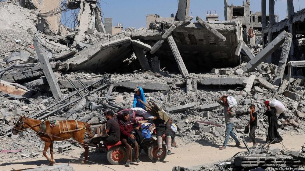 Palestinos pasan junto a montañas de escombros tras la retirada de las fuerzas israelíes del área, después de que Israel y Hamás acordaran el alto el fuego en Gaza, en Jan Yunis, en el sur de la Franja de Gaza, el 10 de octubre de 2025. Palestinos pasan junto a montañas de escombros tras la retirada de las fuerzas israelíes del área, después de que Israel y Hamás acordaran el alto el fuego en Gaza, en Jan Yunis, en el sur de la Franja de Gaza, el 10 de octubre de 2025.