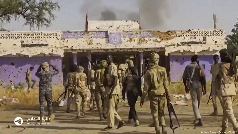 Paramilitares armados de las Fuerzas de Apoyo Rápido (FAR) de Sudán. Paramilitares armados de las Fuerzas de Apoyo Rápido (FAR) de Sudán.