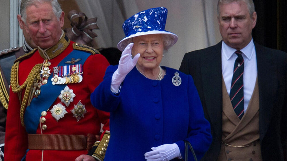 La reina Isabel II, junto a sus hijos Carlos y Andrés (drcha.) en el el desfile para celebrar su cumpleaños Trooping the Colour, en Londres, el 15 de junio de 2013