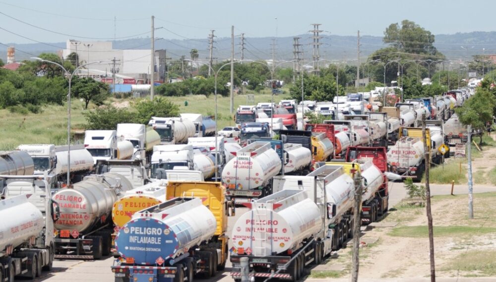 Cisterneros exigen a YPFB explicar por qué no descarga 20 millones de litros de gasolina en Palmasola- Cisterneros exigen a YPFB explicar por qué no descarga 20 millones de litros de gasolina en Palmasola