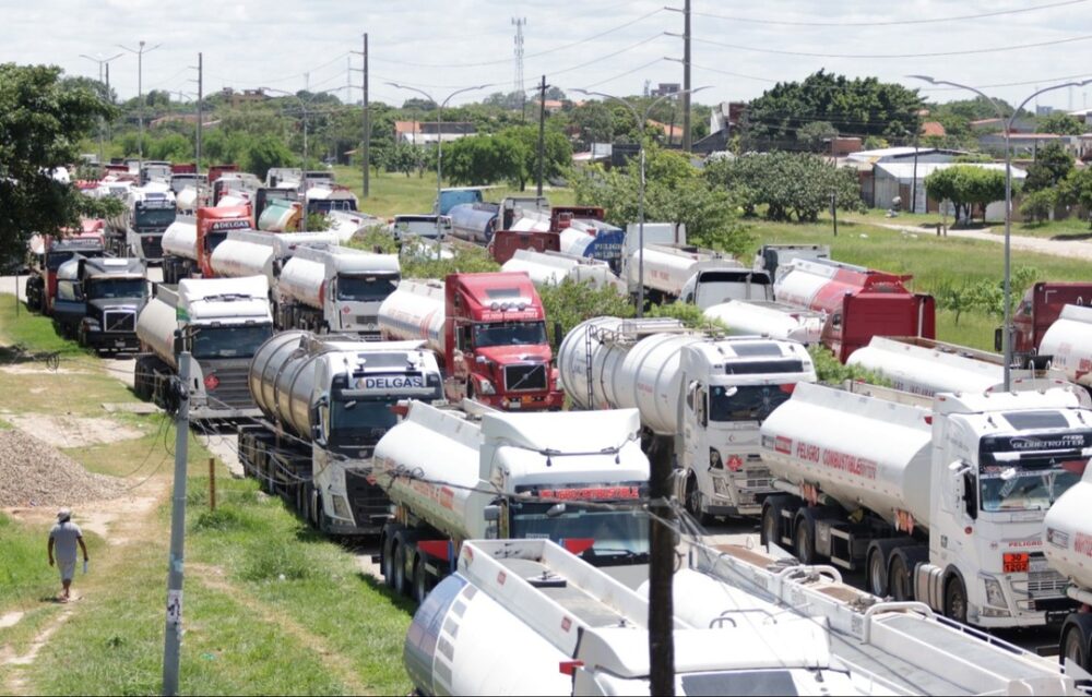 Cisterneros exigen a YPFB explicar por qué no descarga 20 millones de litros de gasolina en Palmasola- Cisterneros exigen a YPFB explicar por qué no descarga 20 millones de litros de gasolina en Palmasola