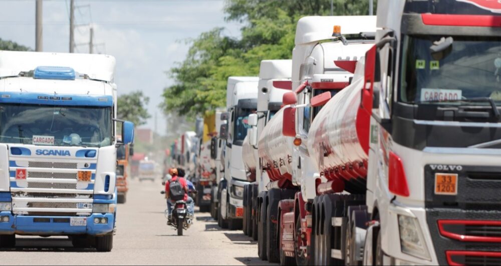 Cisterneros exigen a YPFB explicar por qué no descarga 20 millones de litros de gasolina en Palmasola- Cisterneros exigen a YPFB explicar por qué no descarga 20 millones de litros de gasolina en Palmasola