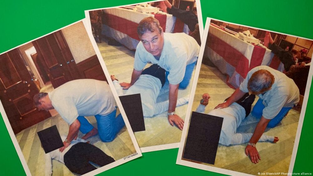 Imágenes documentadas por el Ministerio de Justicia de EE. UU. que muestran a Andrew Mountbatten-Windsor en el suelo, inclinado sobre una menor no identificada. Imágenes documentadas por el Ministerio de Justicia de EE. UU. que muestran a Andrew Mountbatten-Windsor en el suelo, inclinado sobre una menor no identificada.