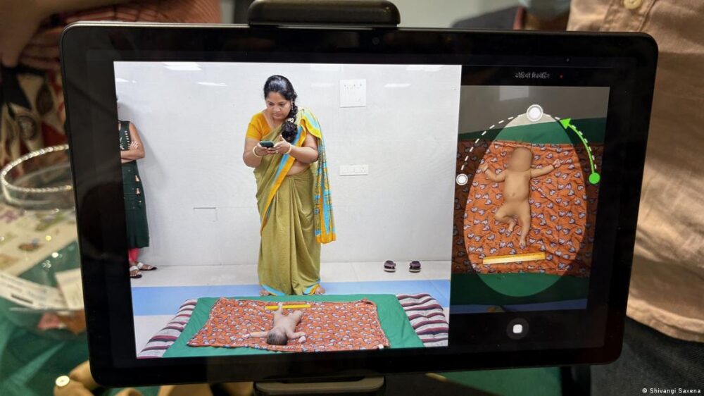 La imagen muestra a Ruchi Singh, trabajadora de la salud, quien usa la aplicación 'Meri Saheli' para dirigir una tienda comunitaria 'kirana' en Varanasi. La imagen muestra a Ruchi Singh, trabajadora de la salud, quien usa la aplicación 'Meri Saheli' para dirigir una tienda comunitaria 'kirana' en Varanasi.