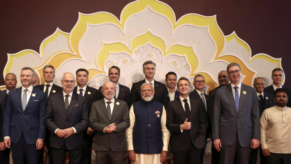 El primer ministro de la India, Narendra Modi (C); el presidente de Brasil, Luiz Inácio Lula da Silva (centro izq.); y el presidente de Francia, Emmanuel Macron (centro dcha.); junto con otros líderes y representantes mundiales, en la Cumbre sobre el Impacto de la IA celebrada en Nueva Delhi el 19 de febrero de 2026