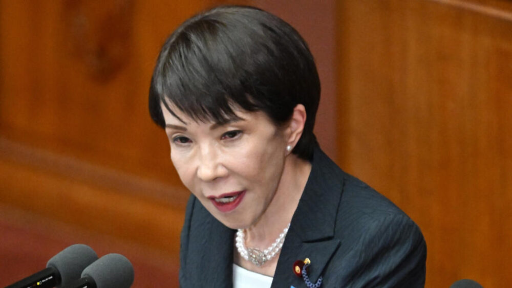 La primera ministra Sanae Takaichi habla ante el Parlamento japonés durante la sesión plenaria celebrada el 20 de febrero de 2026 en Tokio