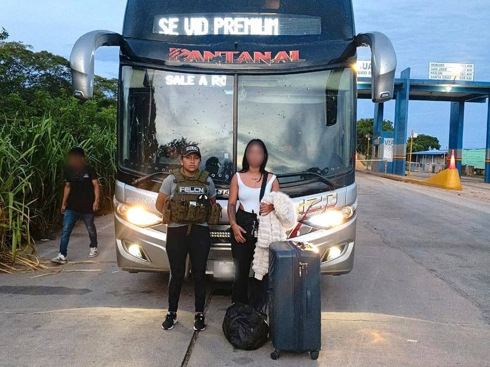 Bajan de un bus a una pasajera brasileña tras ser hallada con 11 paquetes de marihuana- Bajan de un bus a una pasajera brasileña tras ser hallada con 11 paquetes de marihuana