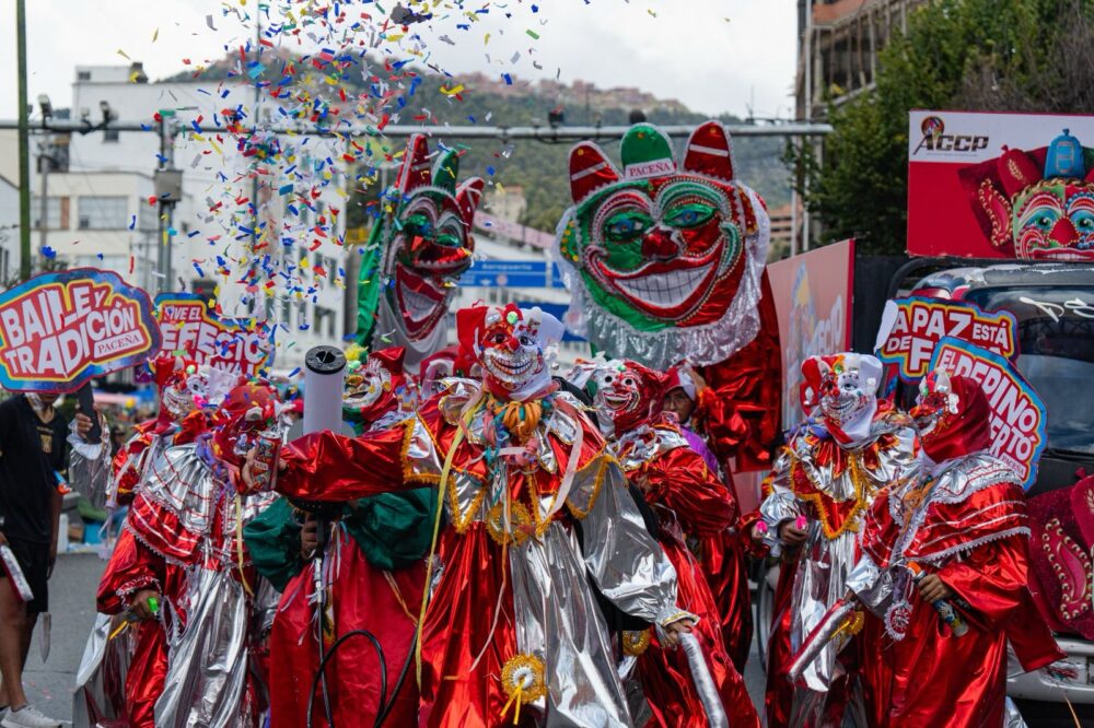 Pepinos ingresan en la tradicional entrada. Foto: CBN.