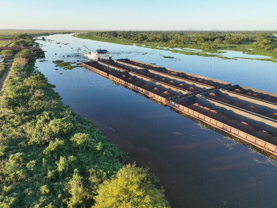 Barcazas con carga de mineral de hierro en el río Paraguay. Foto:ESM.